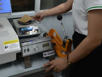 Cắt mẫu và cân định lượng giấy tại phòng QC Minh Phúc