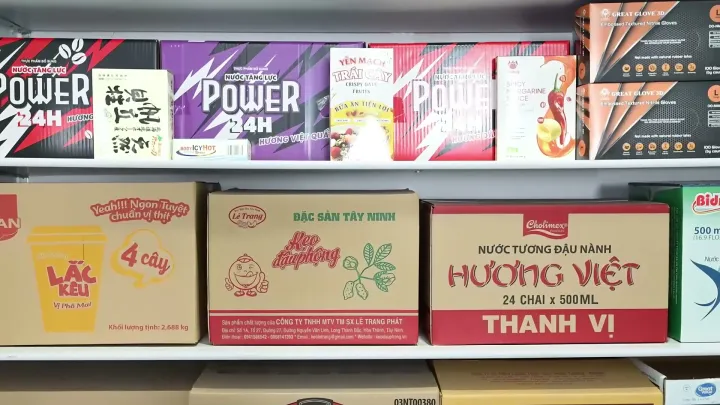 Kệ trưng bày mẫu thùng carton, hộp giấy Minh Phúc đã sản xuất tại văn phòng công ty