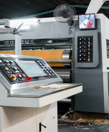 Bảng điều khiển máy in flexo tại xưởng Minh Phúc