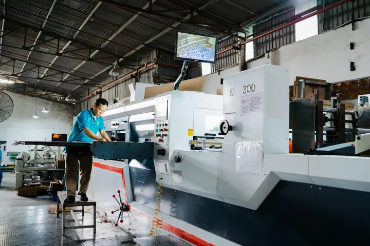 Máy in tờ rời khổ lớn đang vận hành tại xưởng Minh Phúc