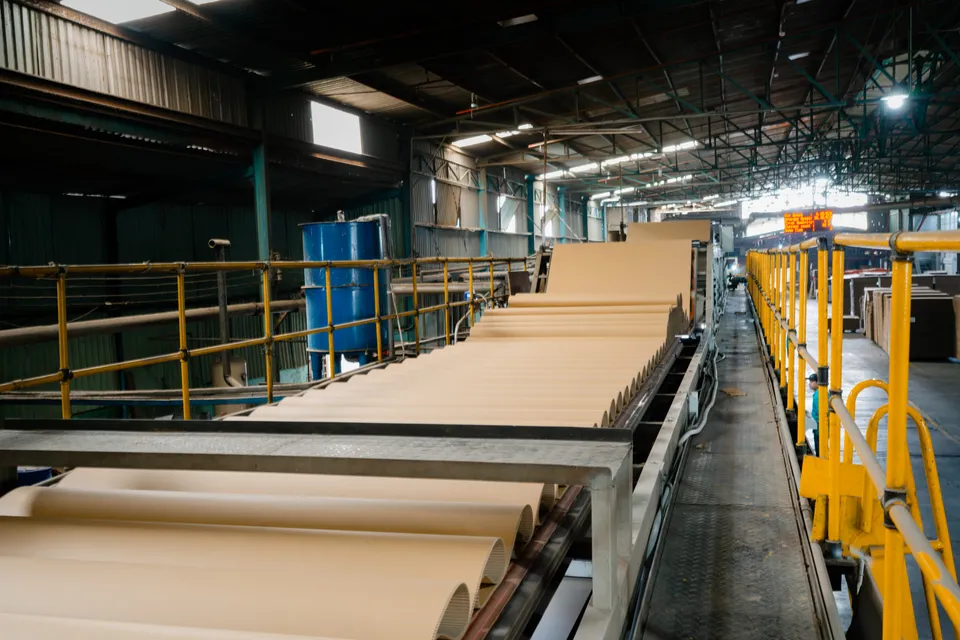 Dây chuyền tạo sóng đang chạy, tấm carton thành phẩm ra liên tục tại xưởng Minh Phúc