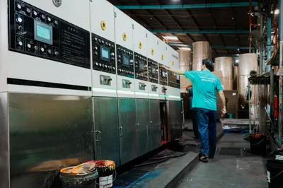 Dây chuyền in flexo đang chạy, công nhân theo dõi chất lượng bản in