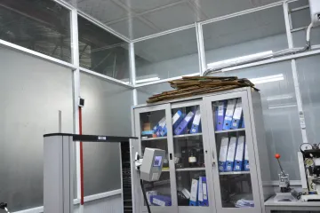 Phòng QC Minh Phúc: máy nén thùng, tủ lưu hồ sơ mẫu và dụng cụ đo