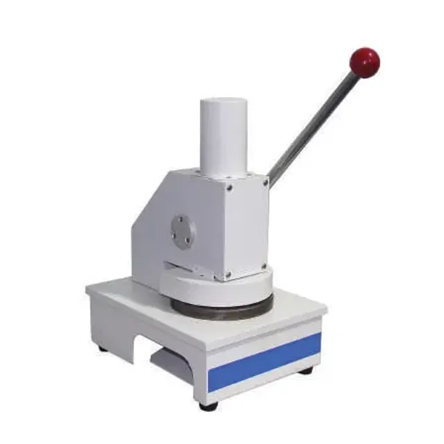 Dụng cụ kiểm tra định lượng giấy tại phòng QC Minh Phúc
