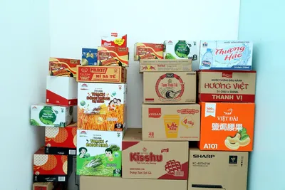 Nhiều mẫu thùng carton và hộp giấy do Minh Phúc sản xuất, xếp thành cụm trưng bày