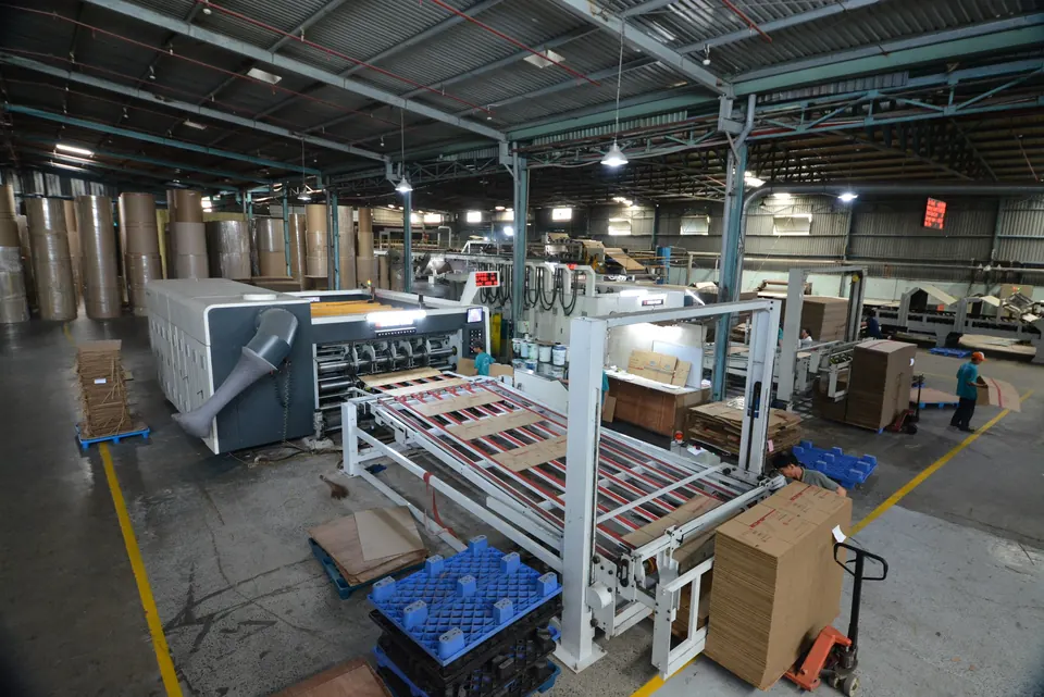 Khu gia công, xếp tấm carton trong xưởng