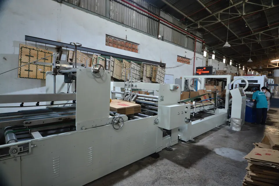 Máy dán thùng carton tự động