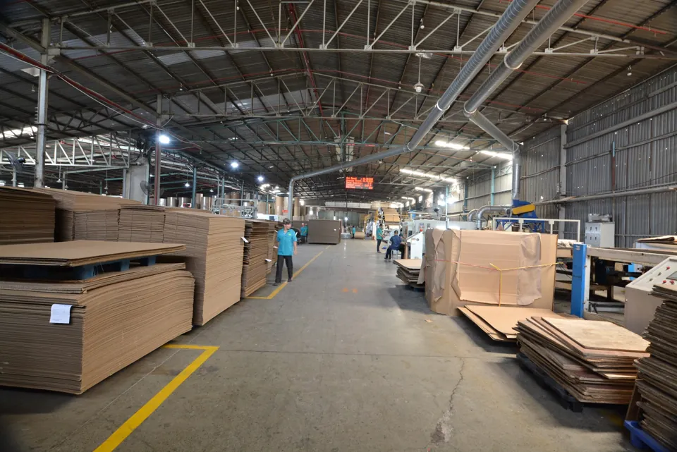 Lối kho tấm carton tại nhà máy Minh Phúc, giấy tấm xếp chồng trên pallet