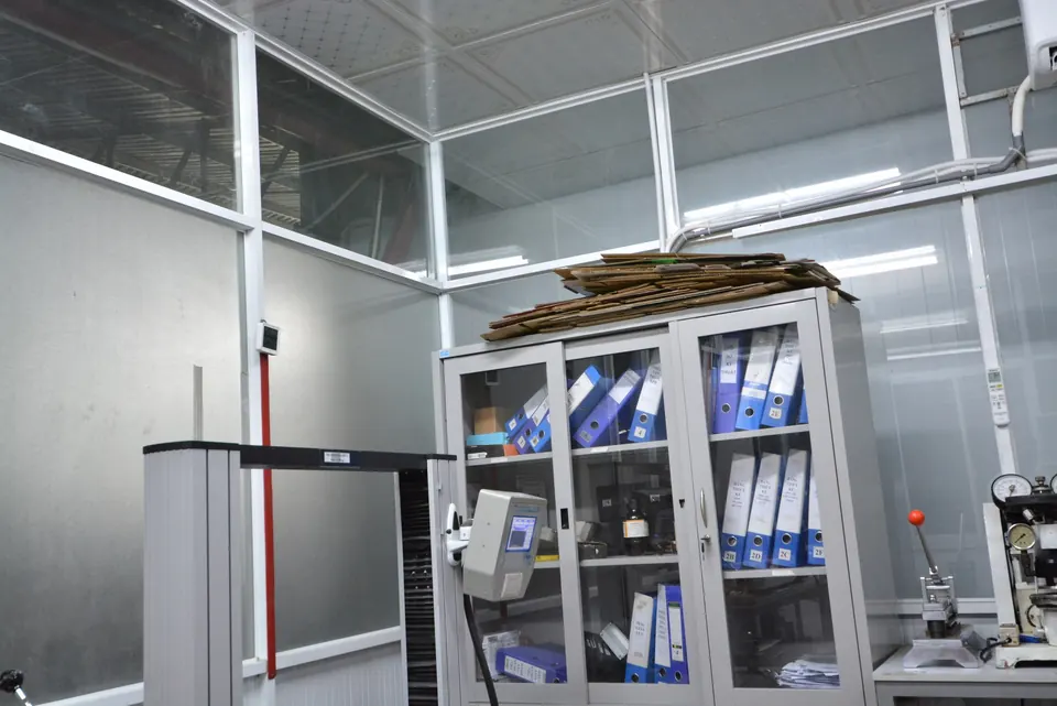 Phòng QC với máy nén thùng và dụng cụ đo