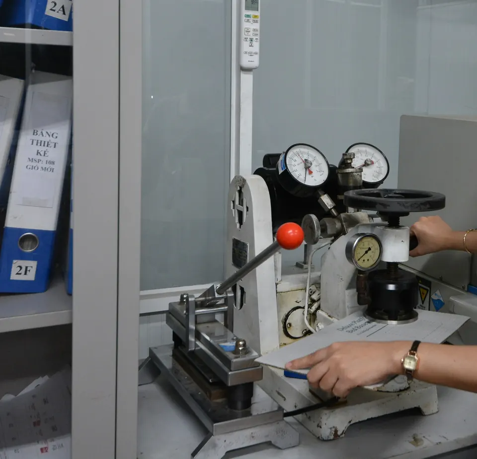 Đo độ bục tấm carton tại phòng QC