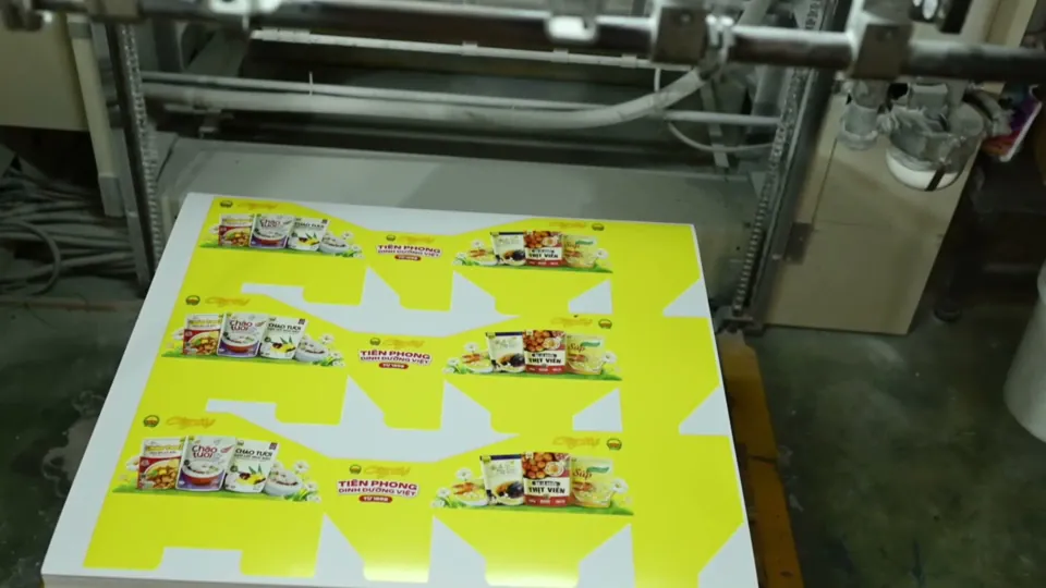 Tờ in offset hộp giấy thực phẩm vừa ra khỏi máy in offset tại xưởng Minh Phúc